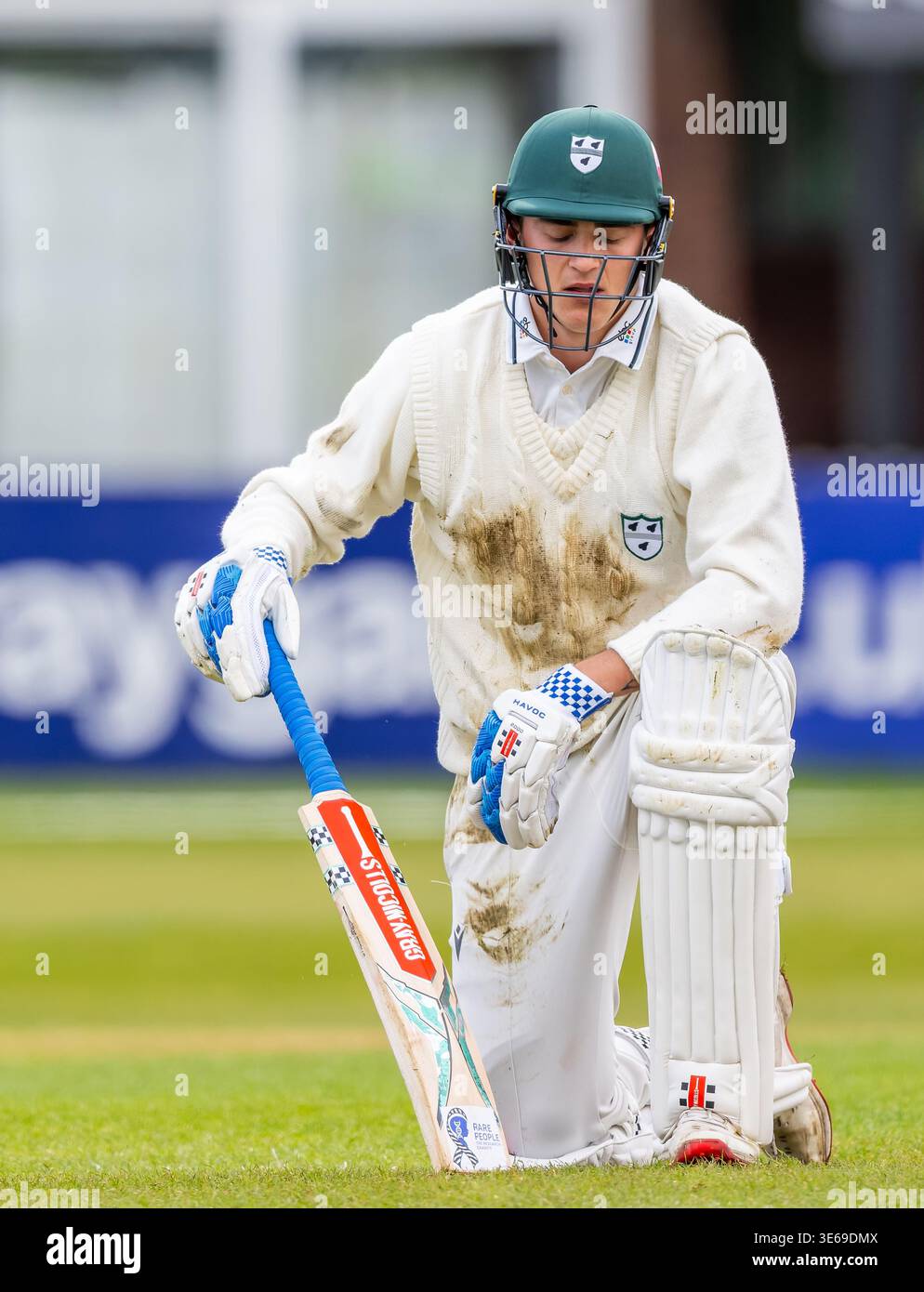 Dan Lategan pour le Worcestershire après avoir été éliminé dans un match de division deux du Championnat du comté de Rothesay entre le Derbyshire et le Worcestershire. Banque D'Images