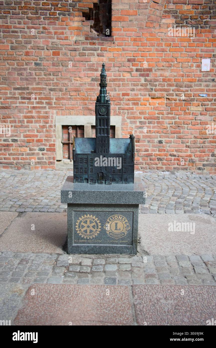 Modèle à l'échelle tactile en bronze de l'hôtel de ville principal de Gdańsk offert par Rotary et Lions International, Pologne Banque D'Images