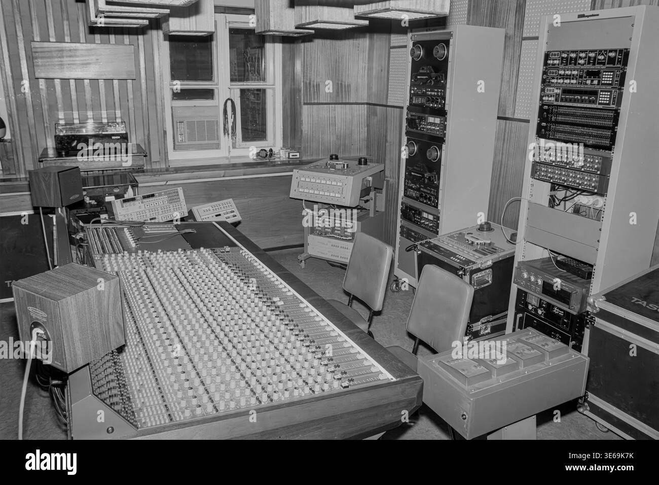 Une salle de contrôle de studio d'enregistrement au Théâtre Bolchoï à Moscou en 1988. La salle était équipée d'un pupitre de mixage TAC Matchless, de haut-parleurs principaux Tannoy Big Red et de moniteurs de champ proche Auratone, ainsi que de magnétophones d'Otari et TASACM Banque D'Images