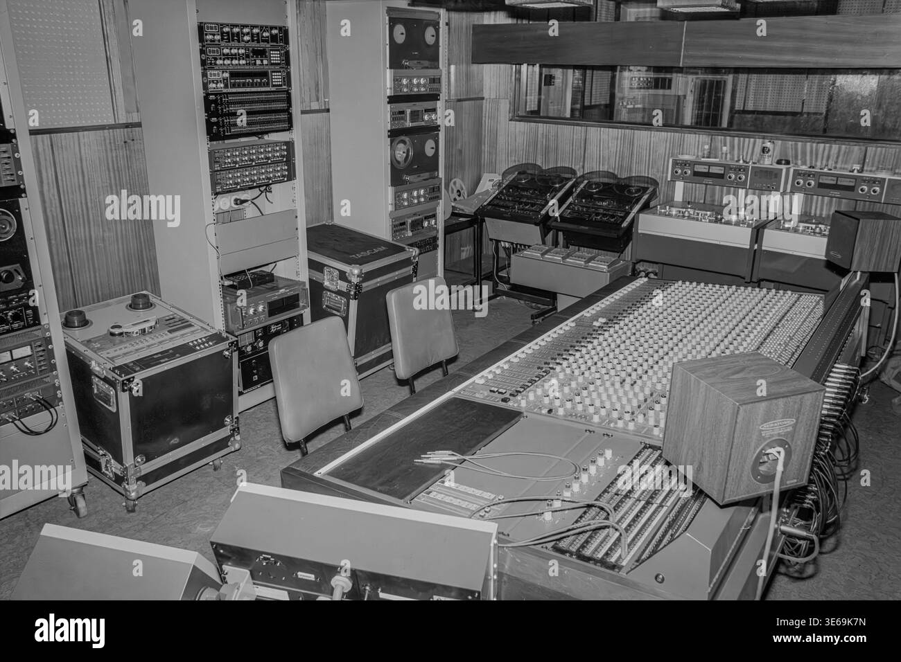 Une salle de contrôle de studio d'enregistrement au Théâtre Bolchoï à Moscou en 1988. La salle était équipée d'un pupitre de mixage TAC Matchless, de haut-parleurs principaux Tannoy Big Red et de moniteurs de champ proche Auratone, ainsi que de magnétophones d'Otari et TASACM Banque D'Images