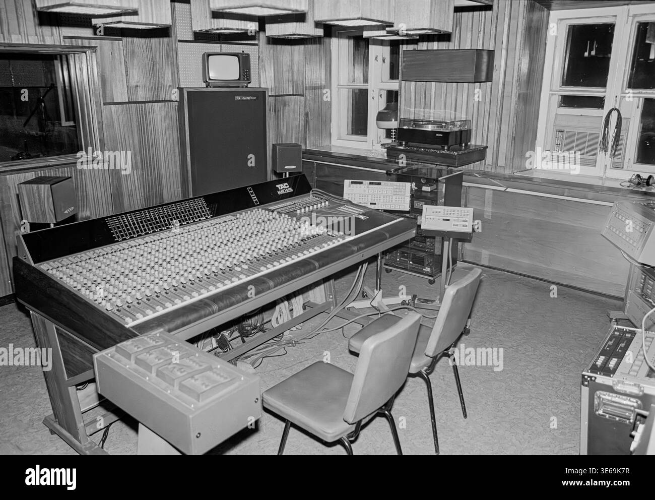 Une salle de contrôle de studio d'enregistrement au Théâtre Bolchoï à Moscou en 1988. La salle était équipée d'un pupitre de mixage TAC Matchless, de haut-parleurs principaux Tannoy Big Red et de moniteurs de champ proche Auratone, ainsi que de magnétophones d'Otari et TASACM Banque D'Images