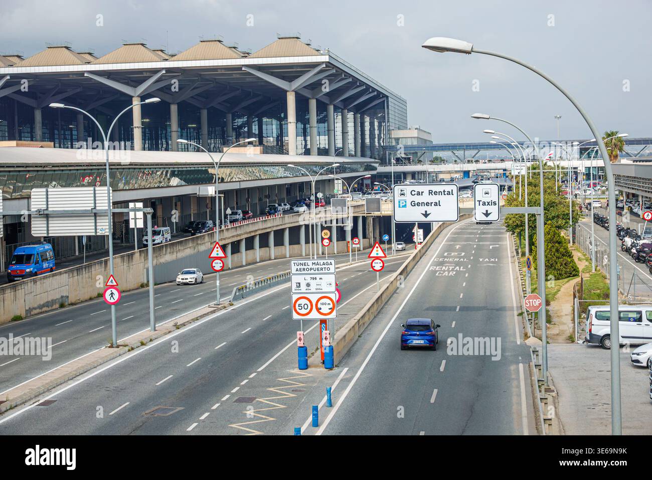 Malaga Espagne, Andalousie, Aéroport de Malaga-Costa del sol Aeropuerto de AGP, terminal de l'autoroute de l'aéroport extérieur, Location de voitures général taxis signalisation direc Banque D'Images