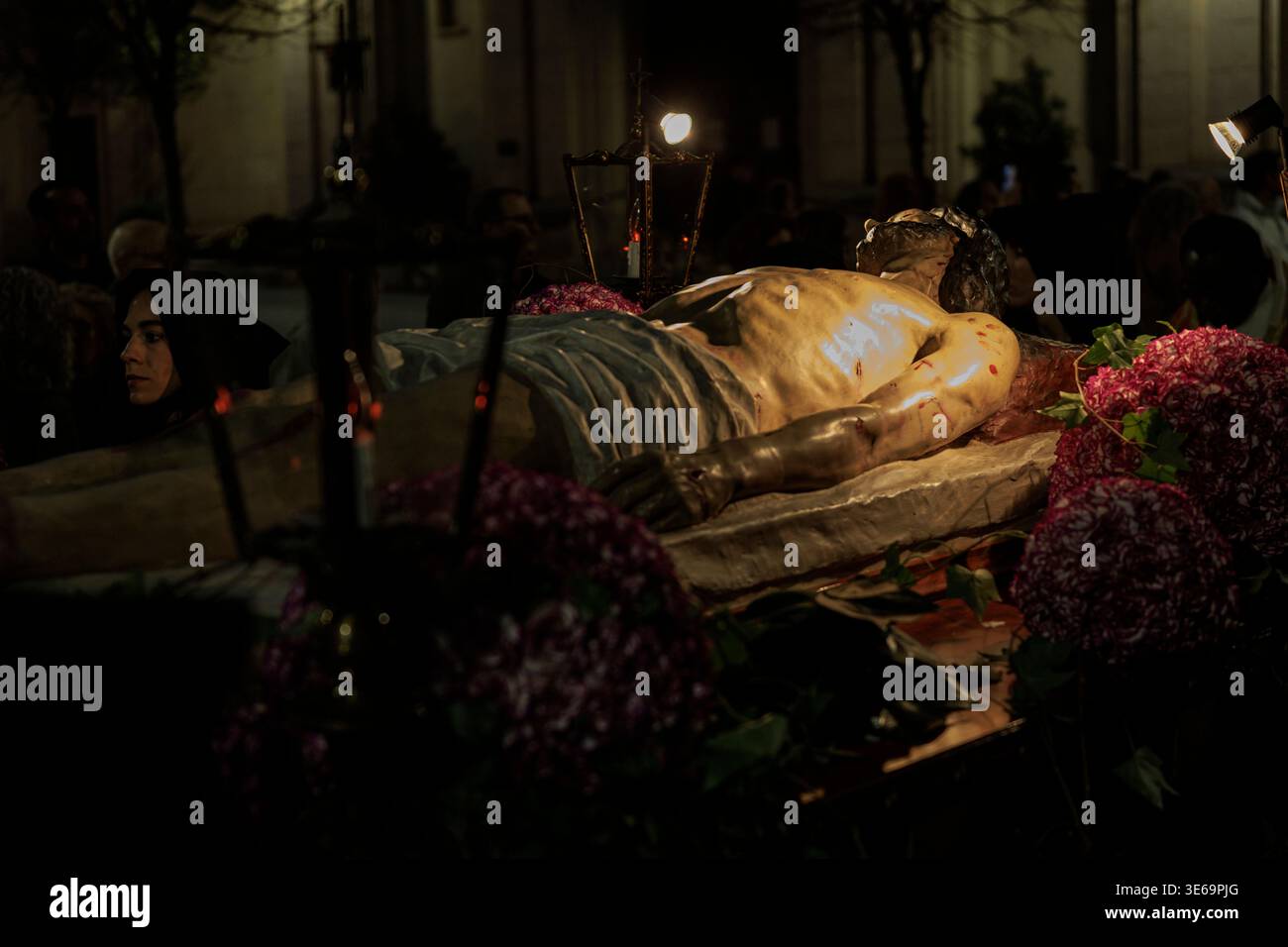 Le flotteur du Christ couché escorté par des personnes en deuil lors de la procession du vendredi Saint à Alcoi le 3 avril 2026, Espagne Banque D'Images