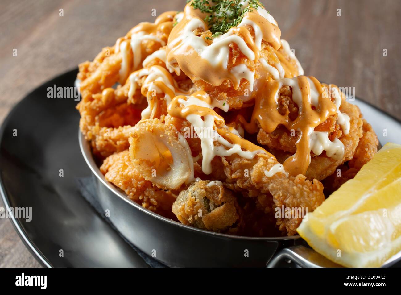 Une vue d'un bol de Fritto Misto di Mare. Banque D'Images