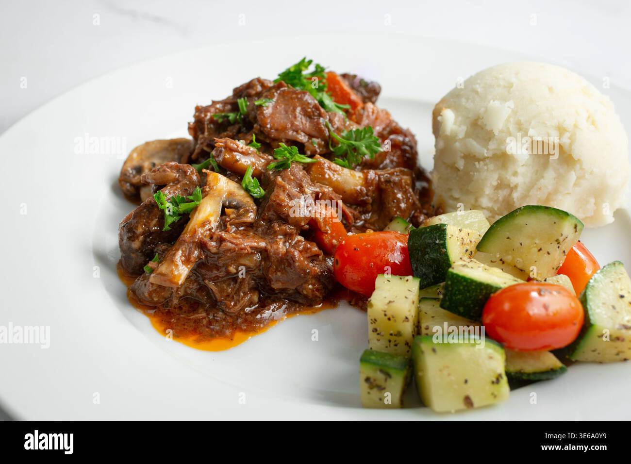 Une vue rapprochée d'une assiette de boeuf bourguignon. Banque D'Images