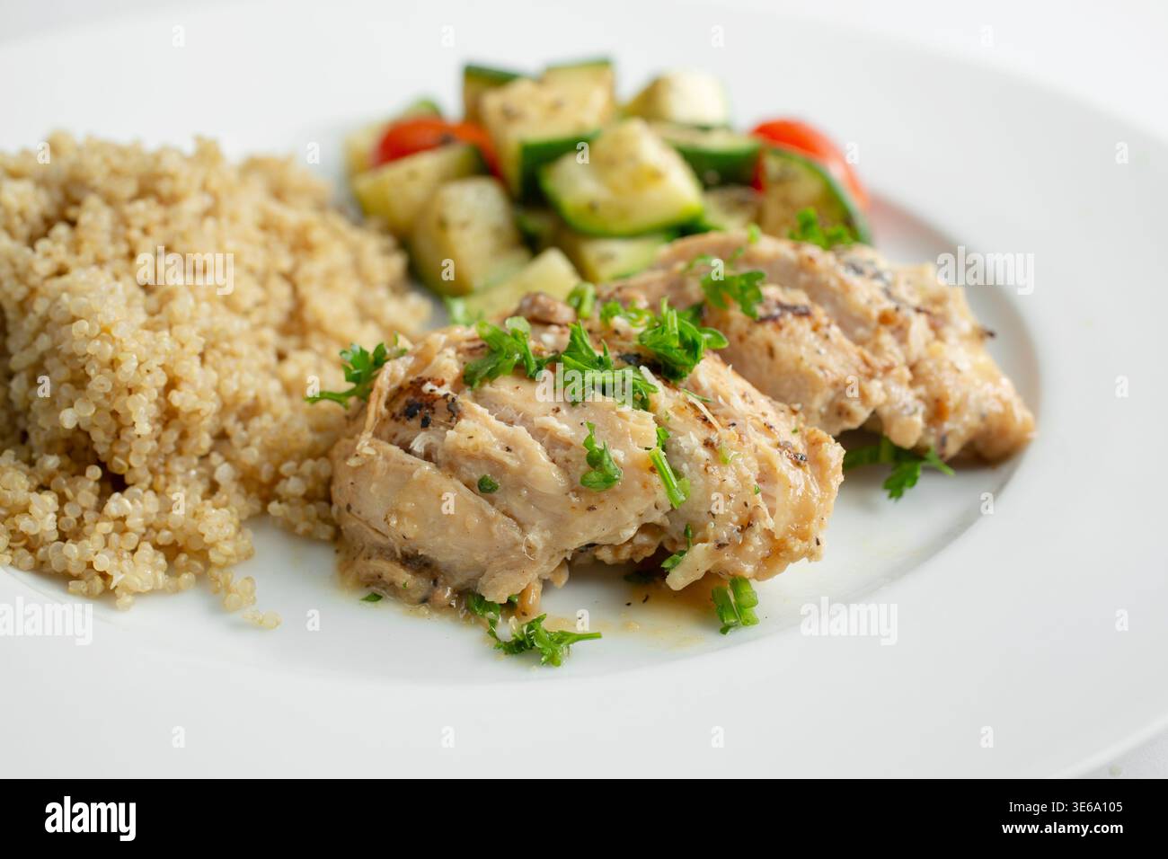 Une vue rapprochée d'une assiette de poulet au citron. Banque D'Images