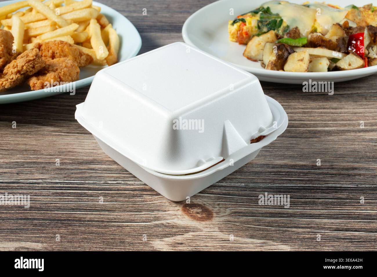 Vue d'un récipient pour aliments à clapet en polystyrène. Banque D'Images