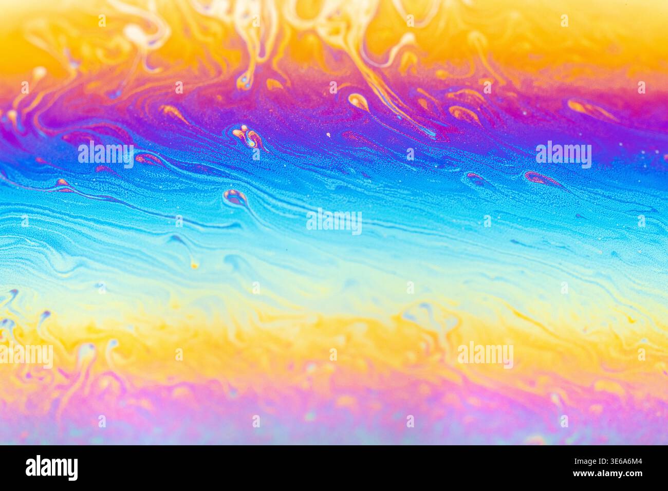 Vue rapprochée des couleurs irisées sur un film de savon, mettant en valeur les motifs d'interférence et la dynamique des fluides dans un magnifique design abstrait Banque D'Images