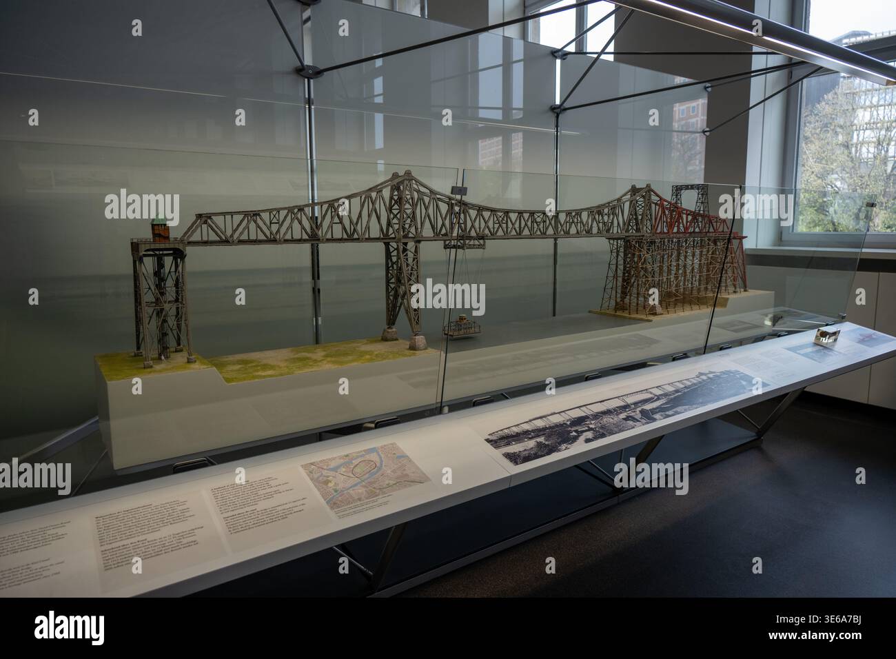 Munich, Allemagne - 24 avril 31 : maquette à l'échelle d'un pont en treillis exposé dans une vitrine de musée au Deutsches Museum de Munich, Allemagne. Banque D'Images
