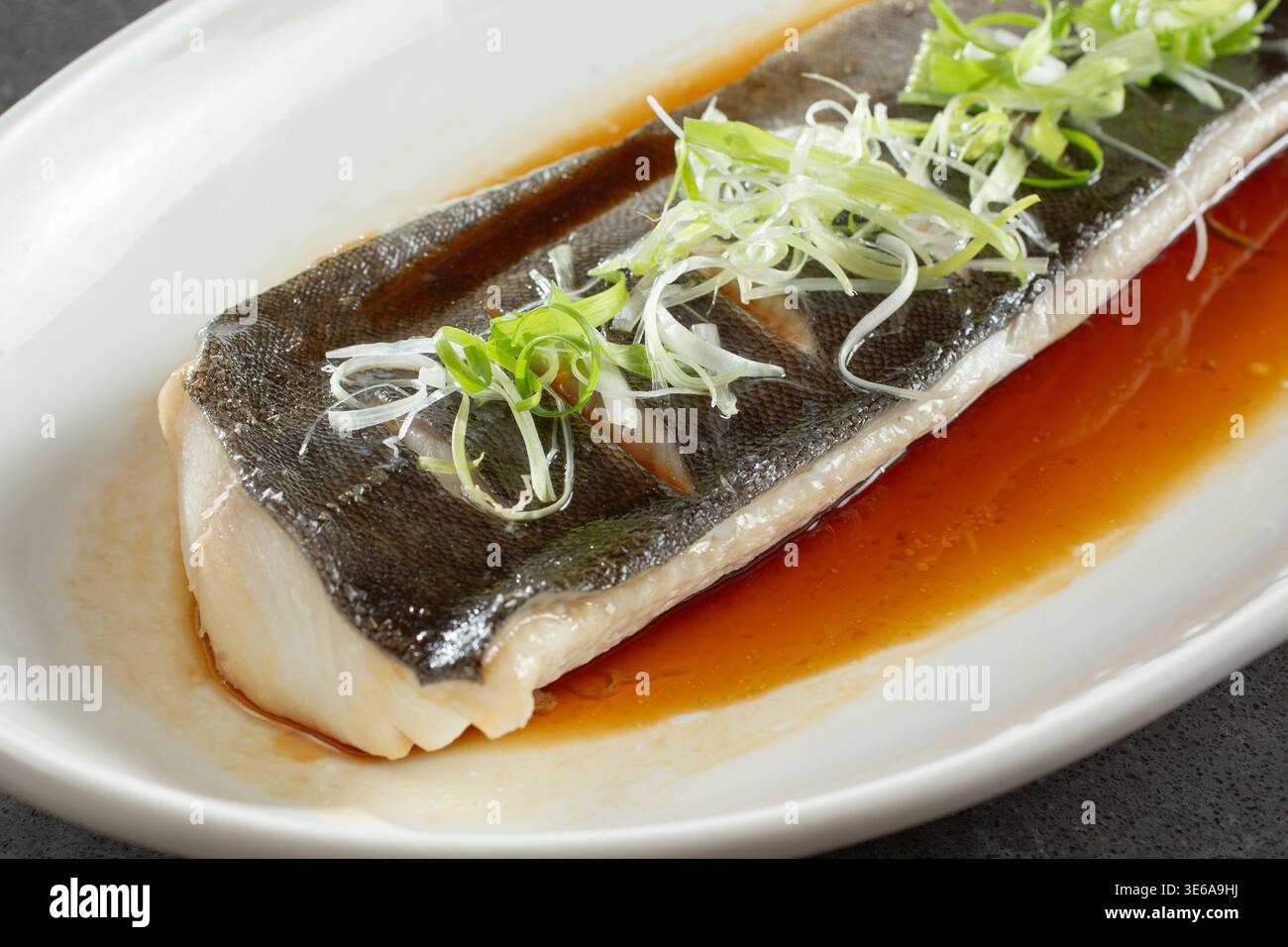 Une vue d'une assiette de morue noire cuite à la vapeur. Banque D'Images