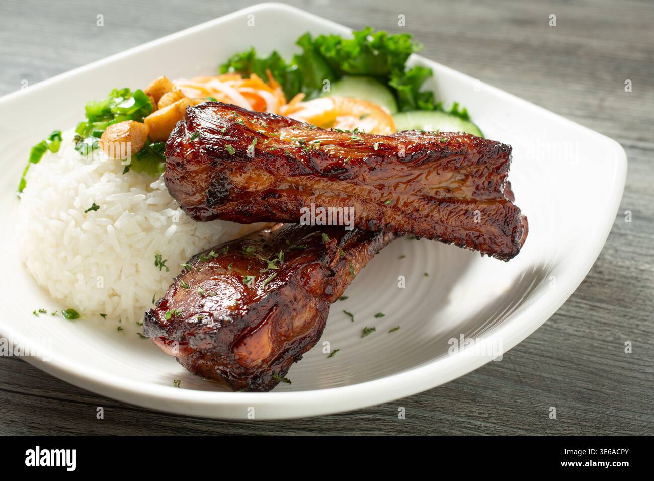 Une vue d'une assiette de côtes de dos de porc, avec du riz blanc. Banque D'Images