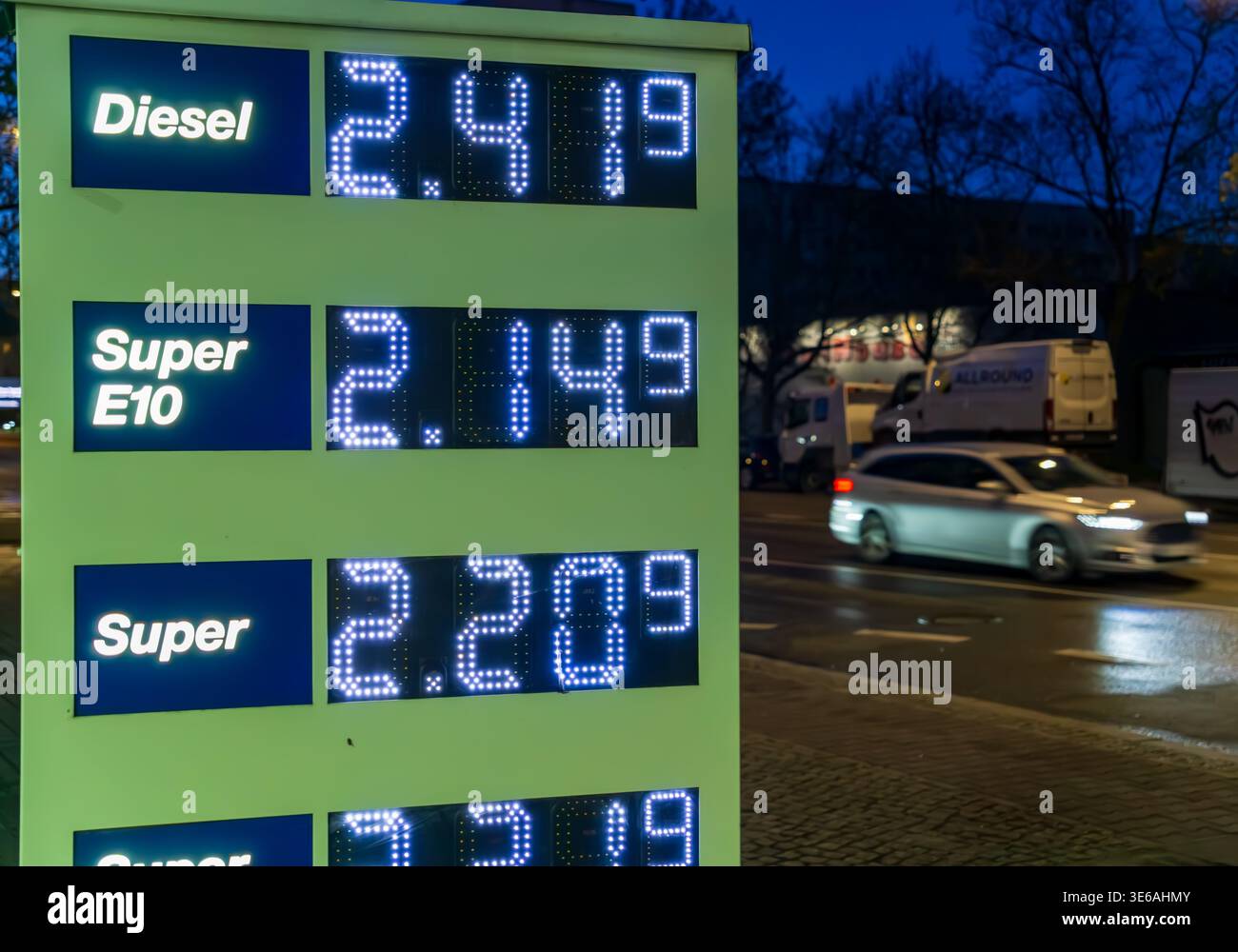 Affichage lumineux du prix du carburant dans une station-service en Allemagne au crépuscule, symbolisant la hausse des prix du carburant, l'inflation et la crise énergétique en cours. Banque D'Images