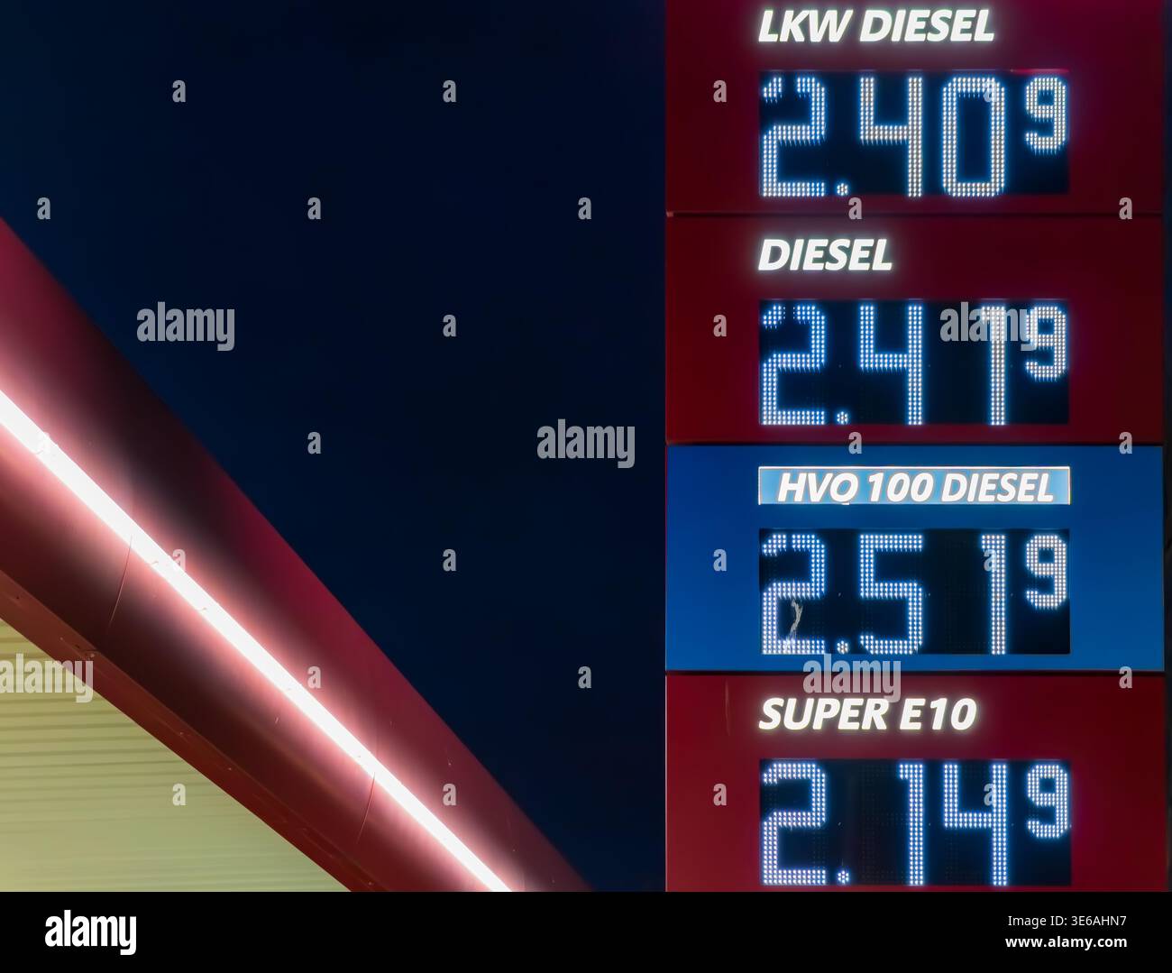 Affichage lumineux du prix du carburant dans une station-service en Allemagne au crépuscule, symbolisant la hausse des prix du carburant, l'inflation et la crise énergétique en cours. Banque D'Images