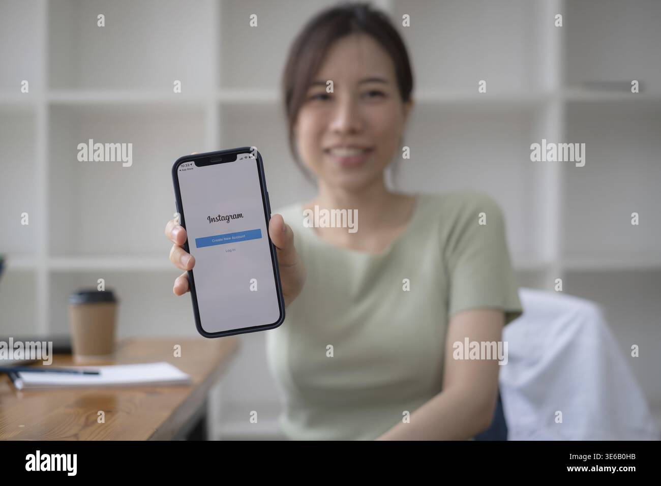 CHIANG MAI, THAÏLANDE - SEP 21, 2021 : Une femme utilisant l'application Instagram sur iPhone. Des bobines Instagram pour réaliser de courtes vidéos Banque D'Images