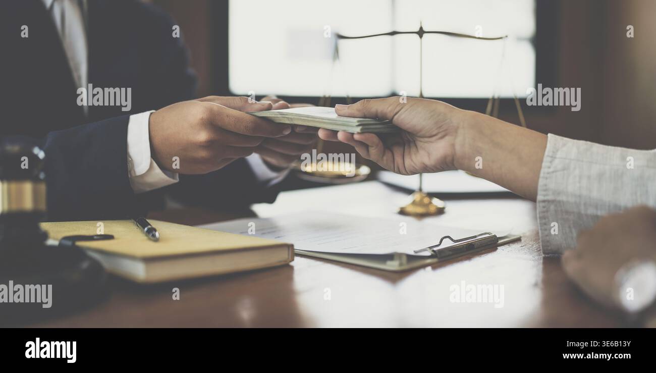Offre de noir d'argent en échange d'un permis dans la transaction. Concepts de corruption et de lutte contre la corruption Banque D'Images