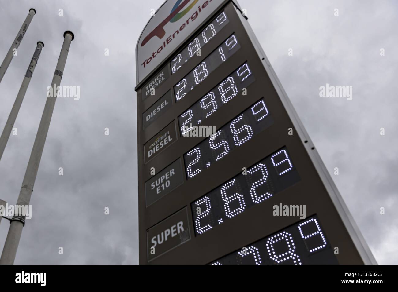 Le carburant n'a jamais été aussi cher. Dans la zone de service de l'autoroute Denkendorf Nord sur l'autoroute A8, un litre de diesel coûte environ 2,82 euros. Banque D'Images