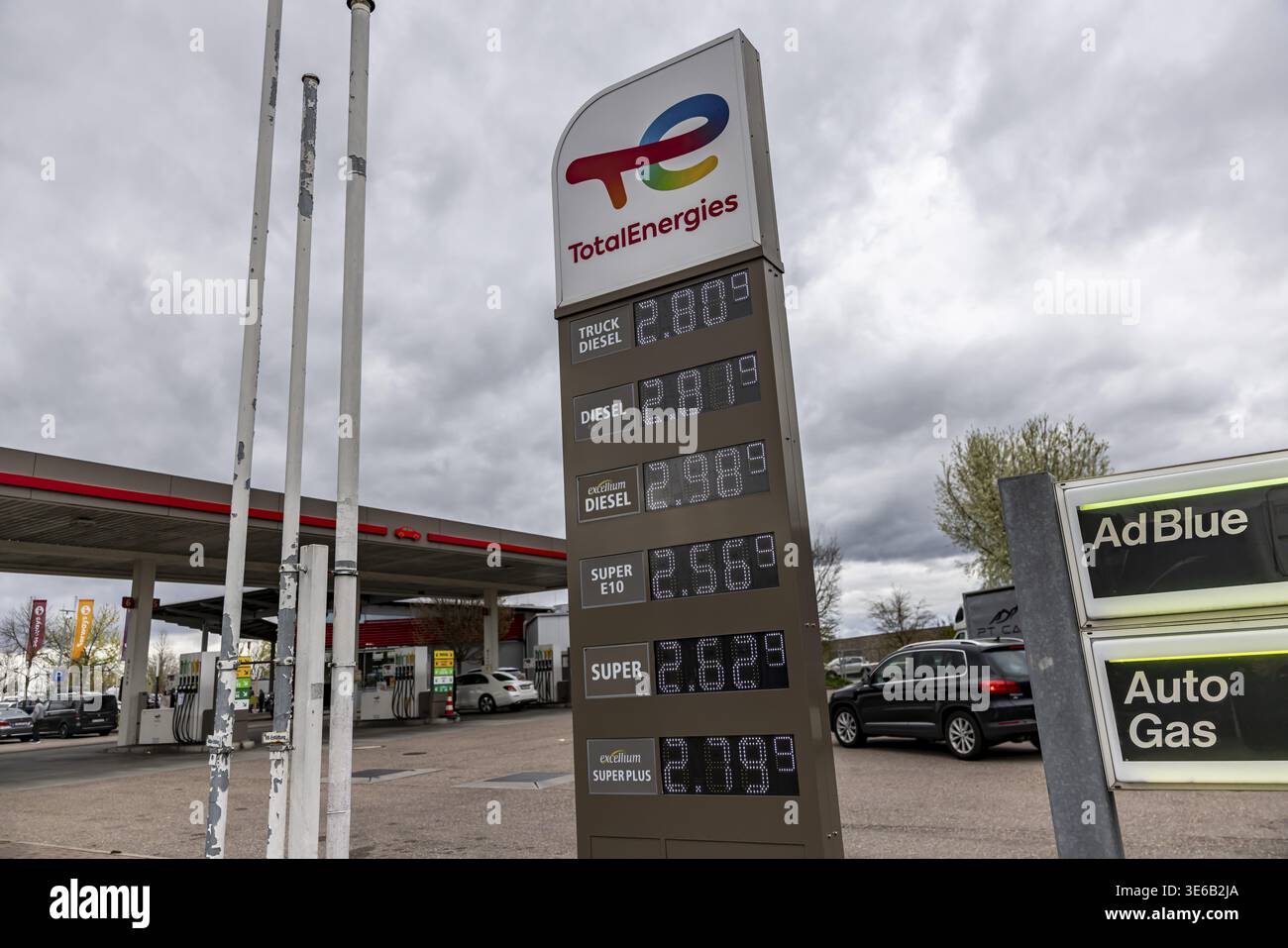 Le carburant n'a jamais été aussi cher. Dans la zone de service de l'autoroute Denkendorf Nord sur l'autoroute A8, un litre de diesel coûte environ 2,82 euros. Banque D'Images