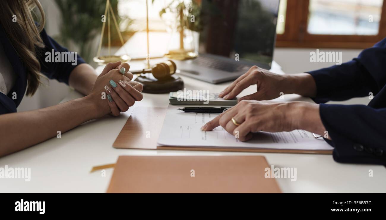 Offre de noir d'argent en échange d'un permis dans la transaction. Concepts de corruption et de lutte contre la corruption Banque D'Images