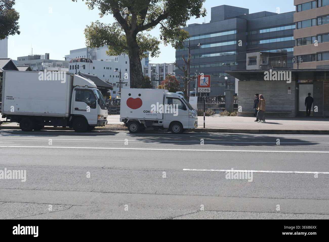 Camion commercial traversant les rues urbaines de la ville de Nagasaki au Japon Banque D'Images