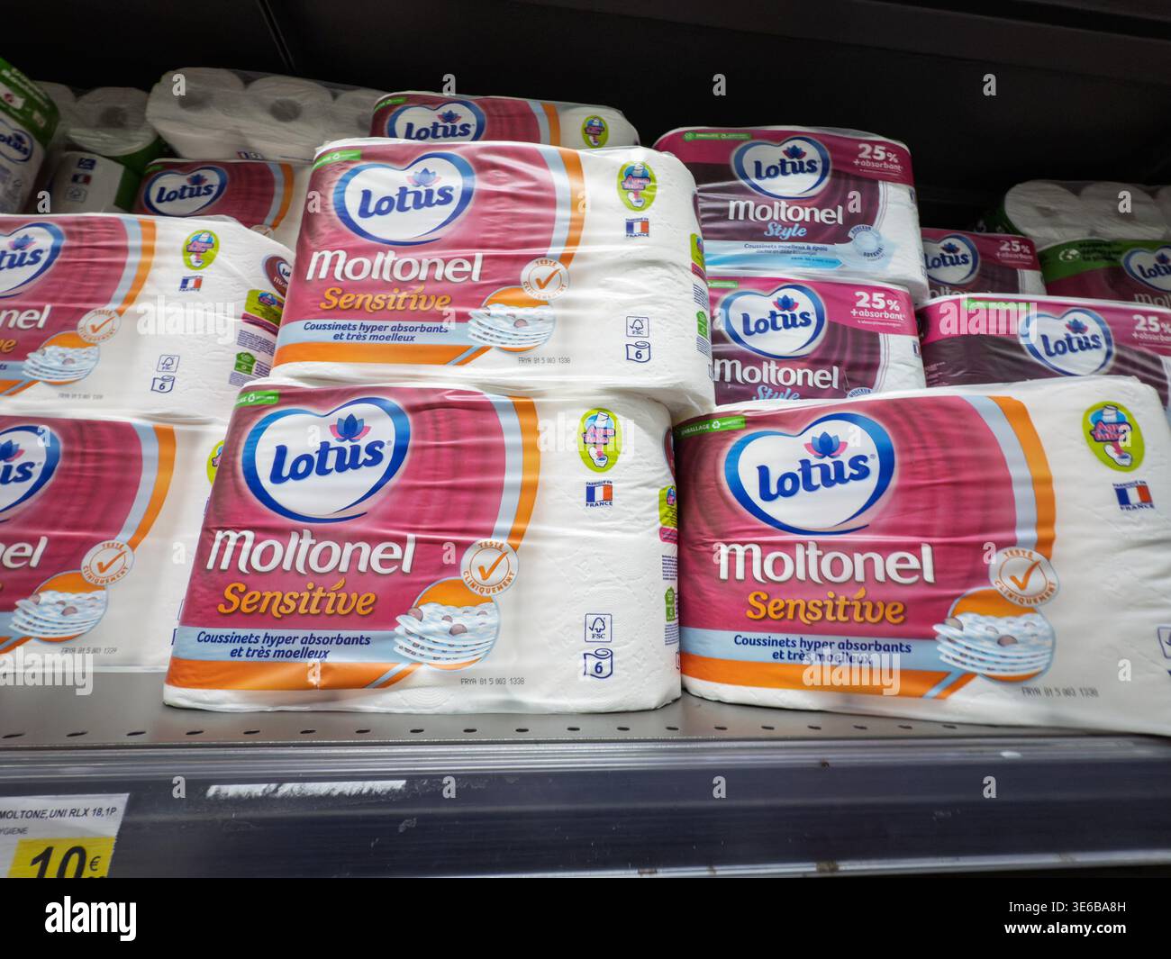 MONTIGNY, FRANCE - 2 MARS 2026 : paquets de papier toilette Lotus Moltonel Sensitive exposés sur une étagère de supermarché à Montigny, montrant la marque Househo Banque D'Images
