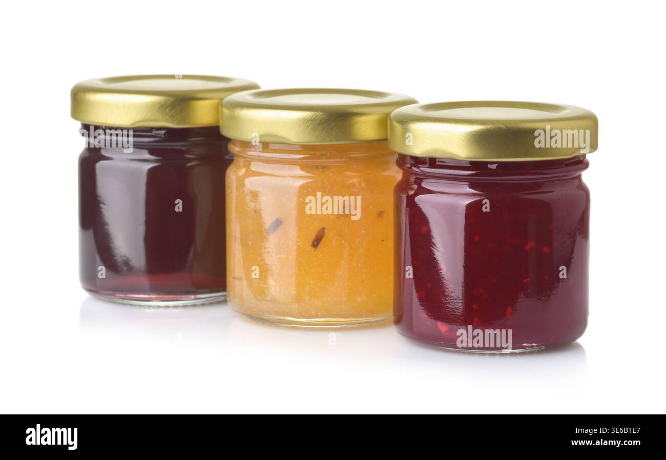 Rangée de trois pots de confiture différents isolés sur blanc Banque D'Images