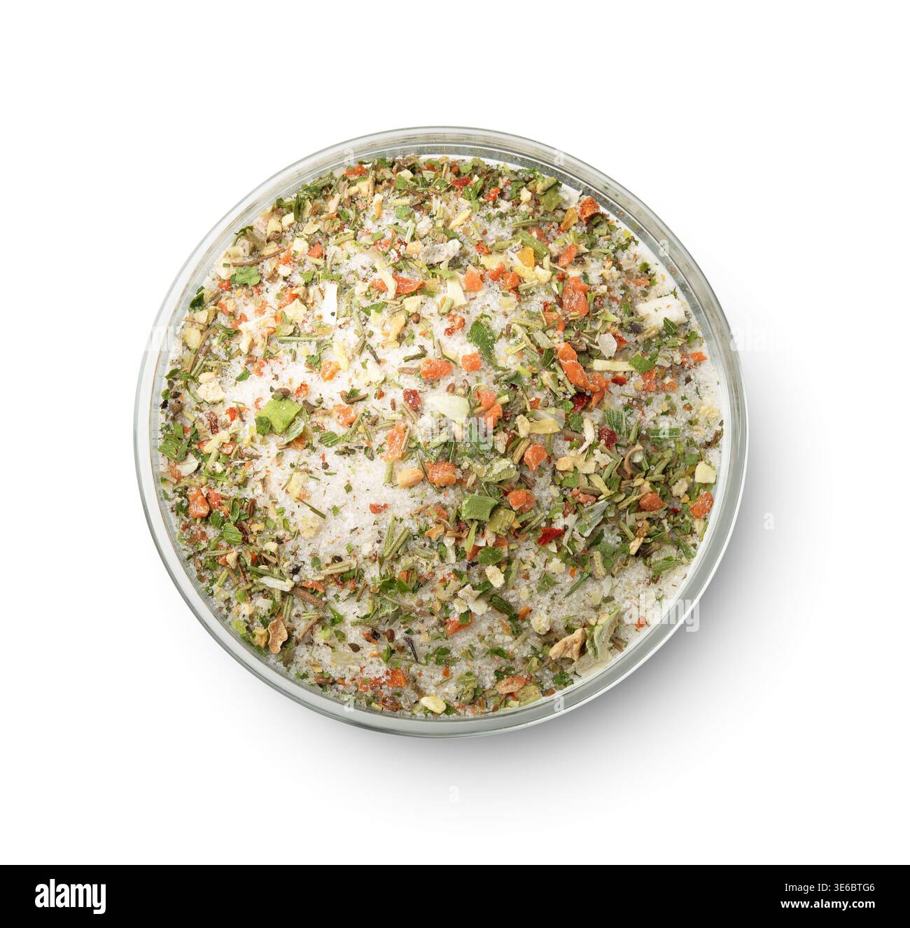 Vue de dessus de sel aromatique mélangé, épices et herbes dans un bol en verre isolé sur blanc Banque D'Images