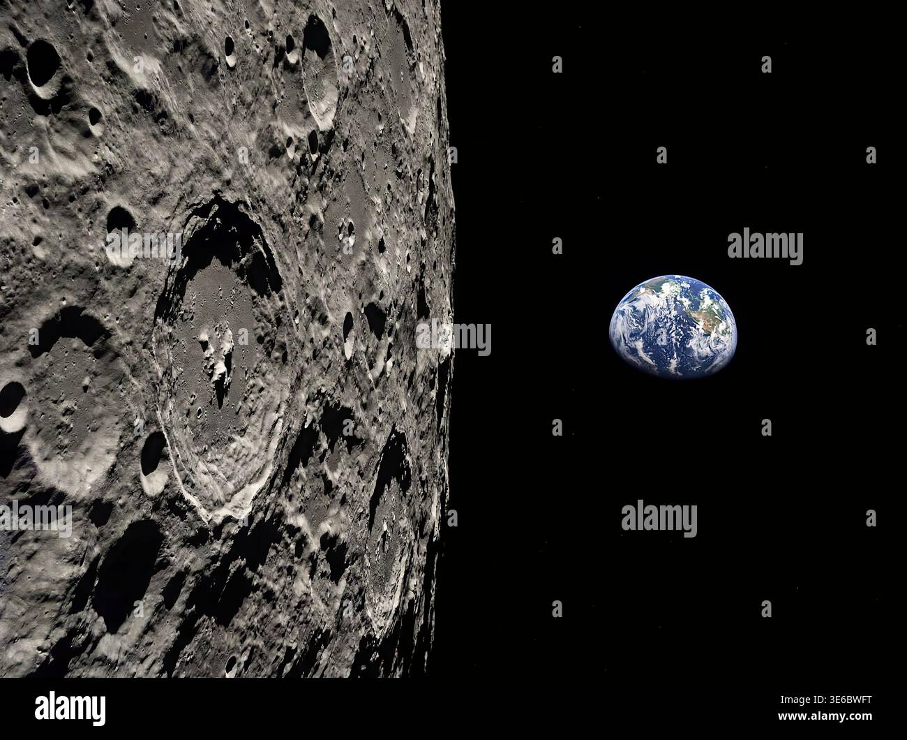 Vue de la planète Terre s'élevant au-dessus de la surface cratérisée de la lune dans l'espace lointain. Banque D'Images