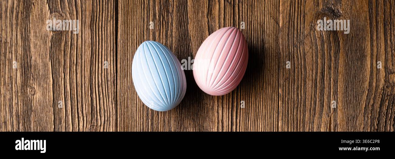 Oeufs pastel de Pâques sur fond en bois modèle vertical d'histoire Banque D'Images