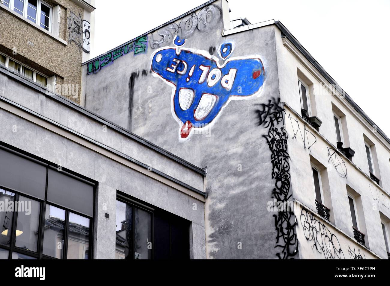 une fresque murale d'une voiture de police à l'envers peinte sur un bâtiment à Paris, France, créée par l'artiste de rue Ecilop Nationale Banque D'Images