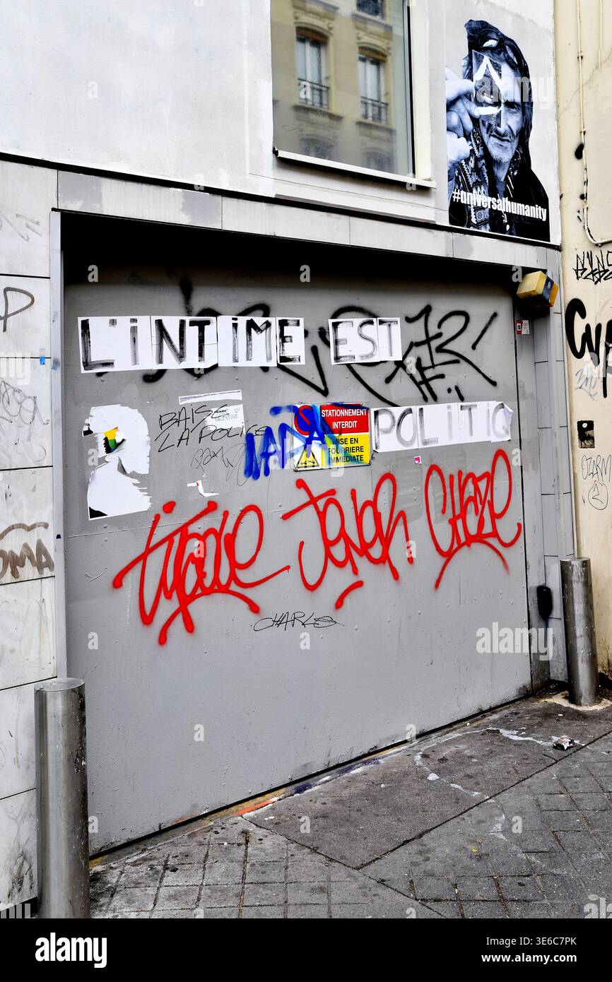 Art de rue et tags de graffitis sur un mur de bâtiment à Paris, France Banque D'Images