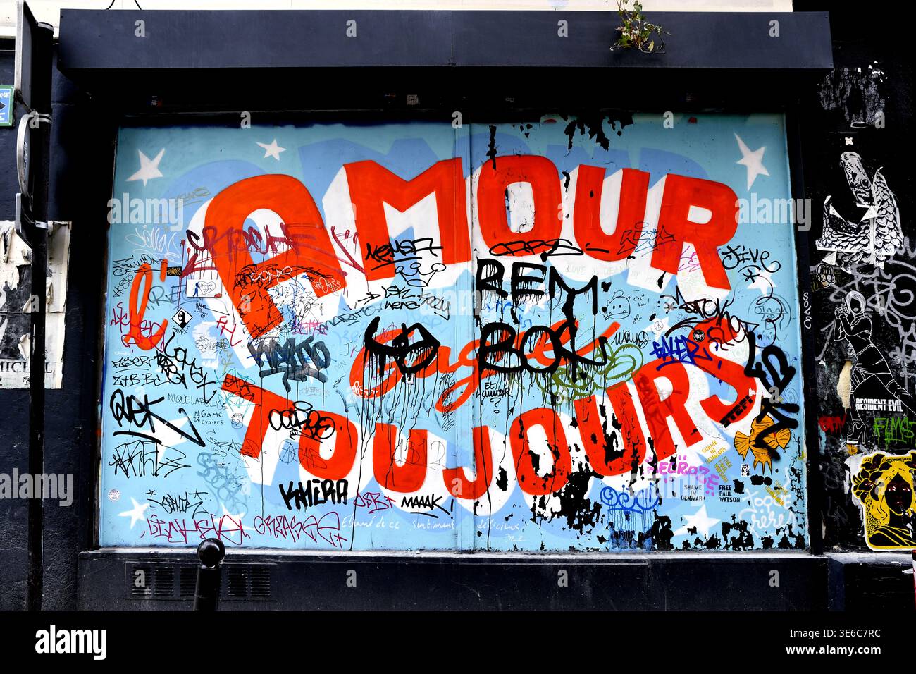 La fresque murale "L'Amour Gagne Toujours" (L'amour gagne toujours) par les Toqué Frères à Paris, France Banque D'Images