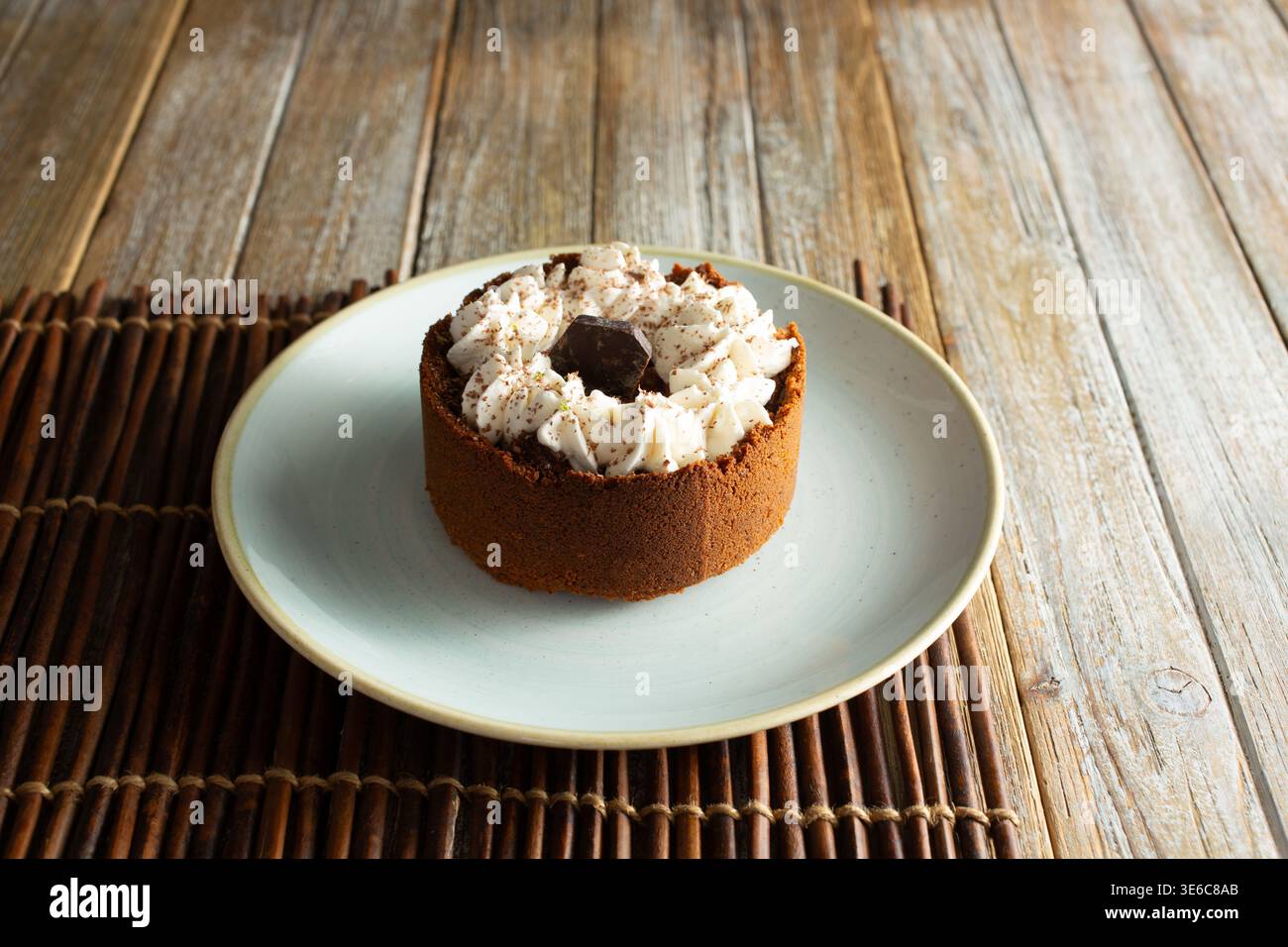 Une vue d'une tarte de mousse au chocolat. Banque D'Images