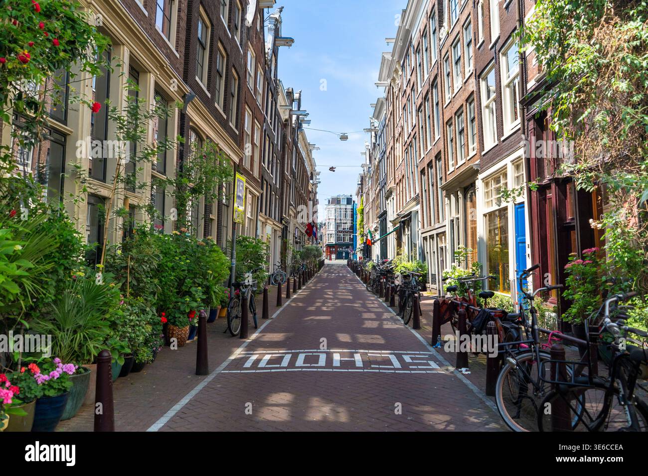 Vue sur le canal avec péniches et pont historique à Amsterdam Banque D'Images