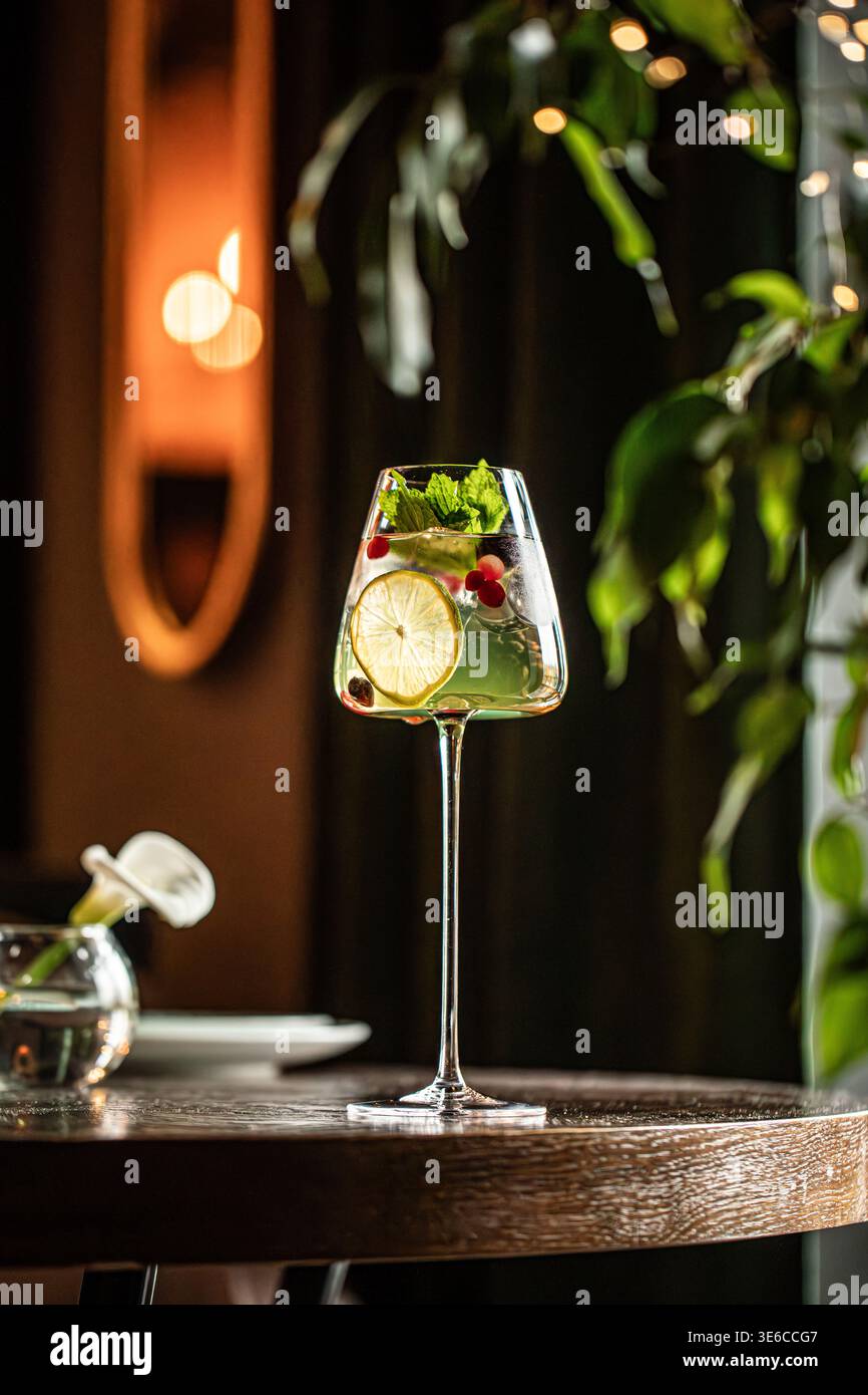 Cocktail d'été frais avec menthe citron vert et baies Banque D'Images