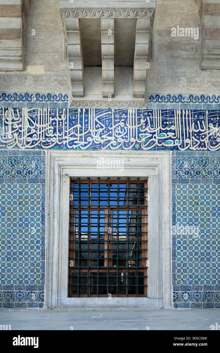 Carreaux de céramique Iznik avec calligraphie arabe et grille de fenêtre en fer dans la mosquée ottomane, Istanbul, Turquie Banque D'Images