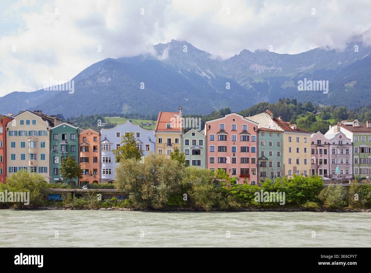 Maisons colorées sur la rive de la rivière Inn, Innsbruck, Autriche Banque D'Images
