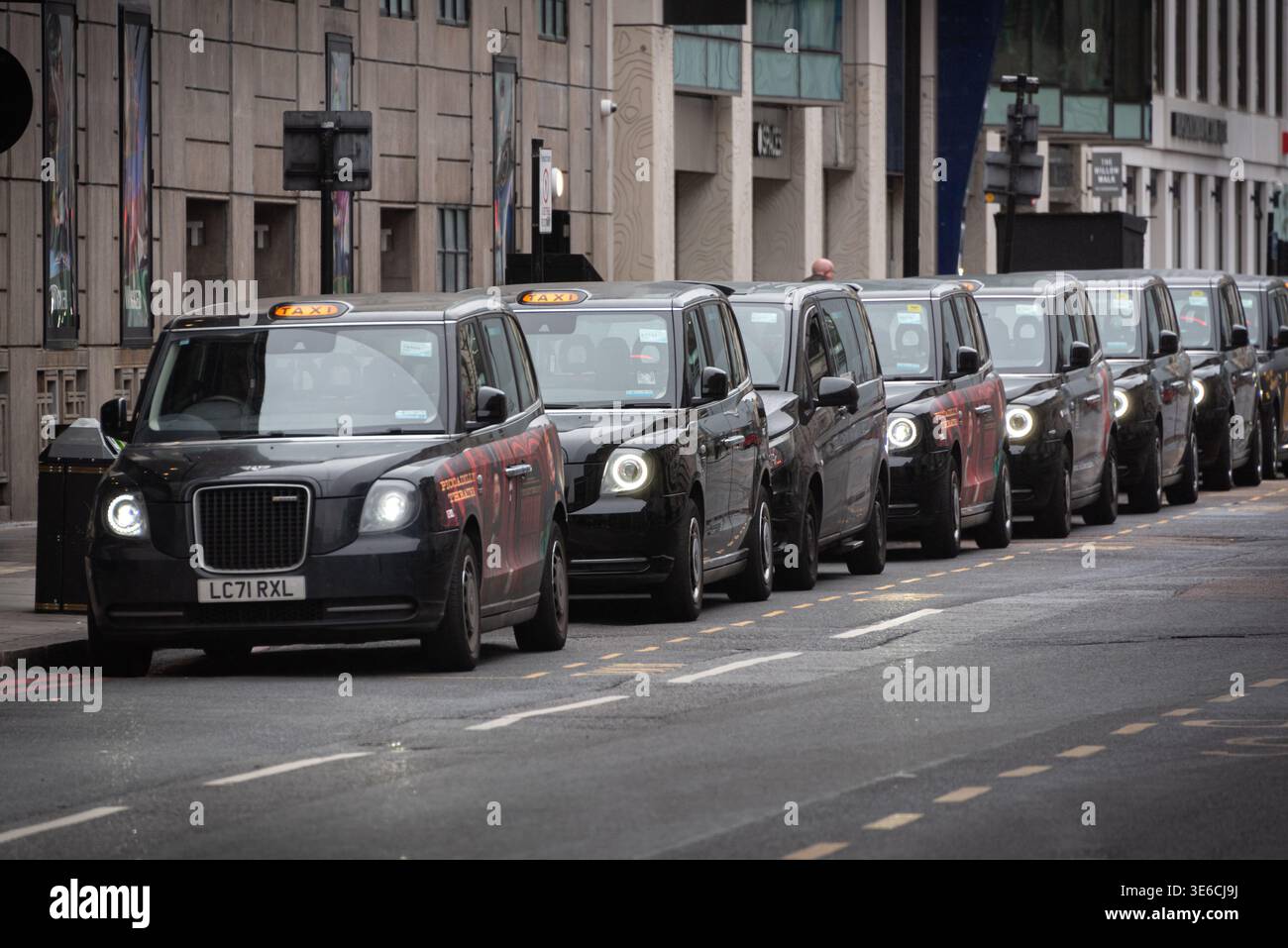 Les taxis noirs emblématiques de Londres stationnés dans une rangée près de la gare Victoria de Londres, Royaume-Uni Banque D'Images