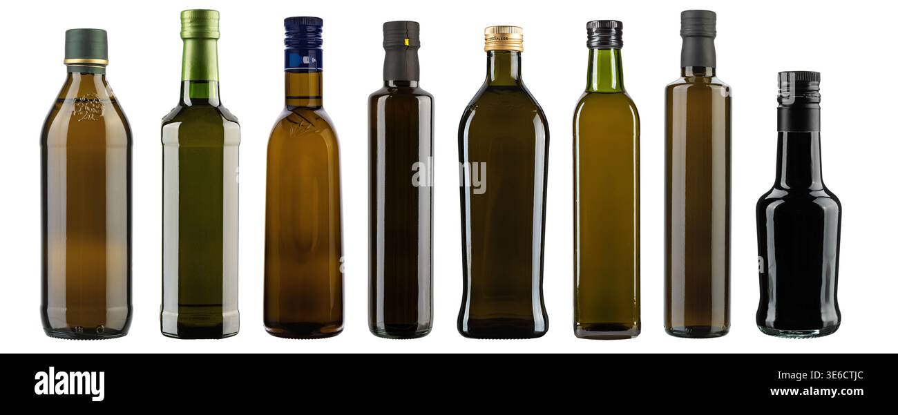 Collection de diverses bouteilles en verre vides de différentes formes et couleurs, y compris des récipients d'huile d'olive et de vinaigre, isolés sur fond blanc. PA Banque D'Images