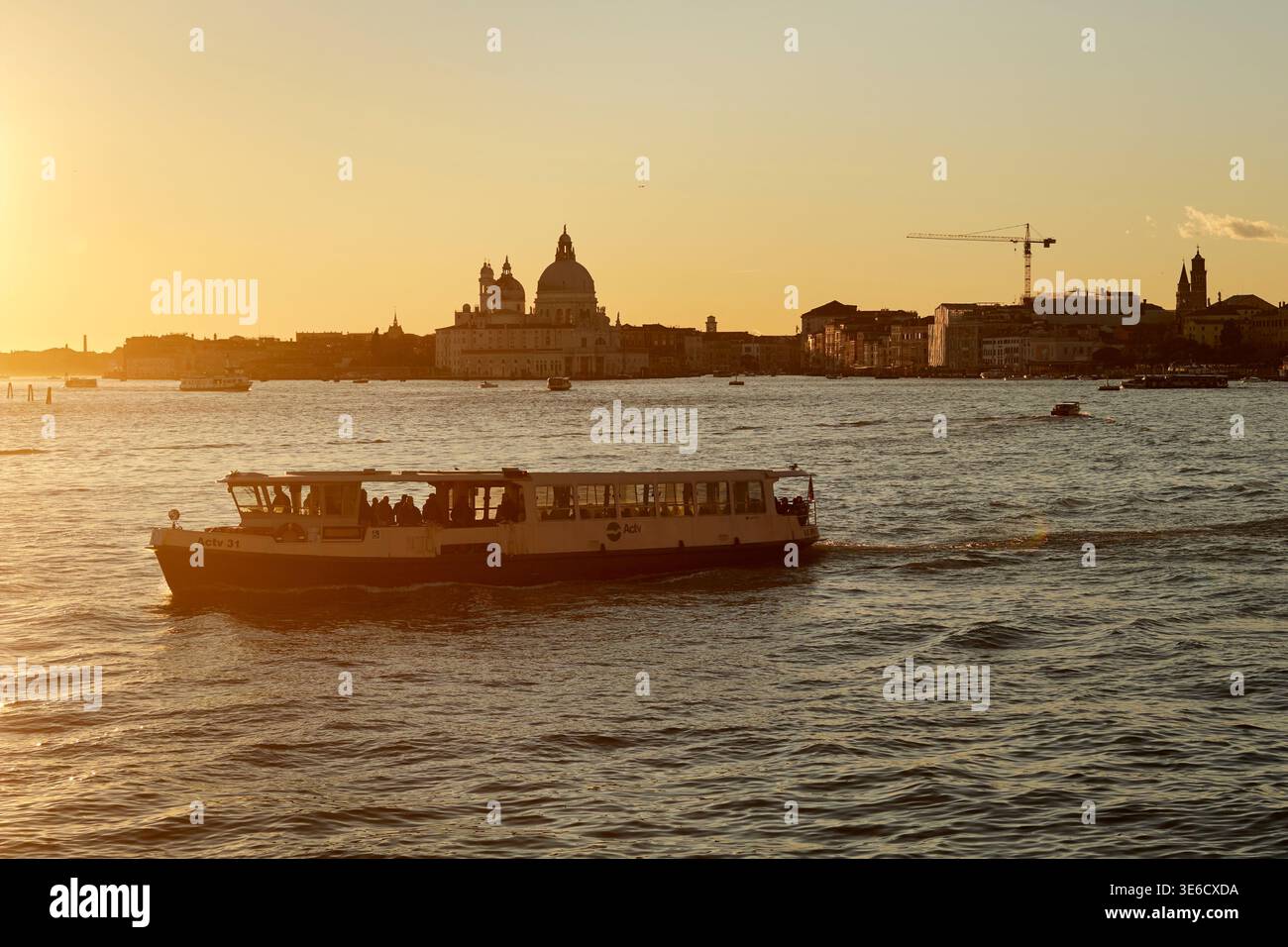 Un bateau-bus, appelé un Vaporetto, sur la lagune à l'extérieur de Venise, en Italie Banque D'Images