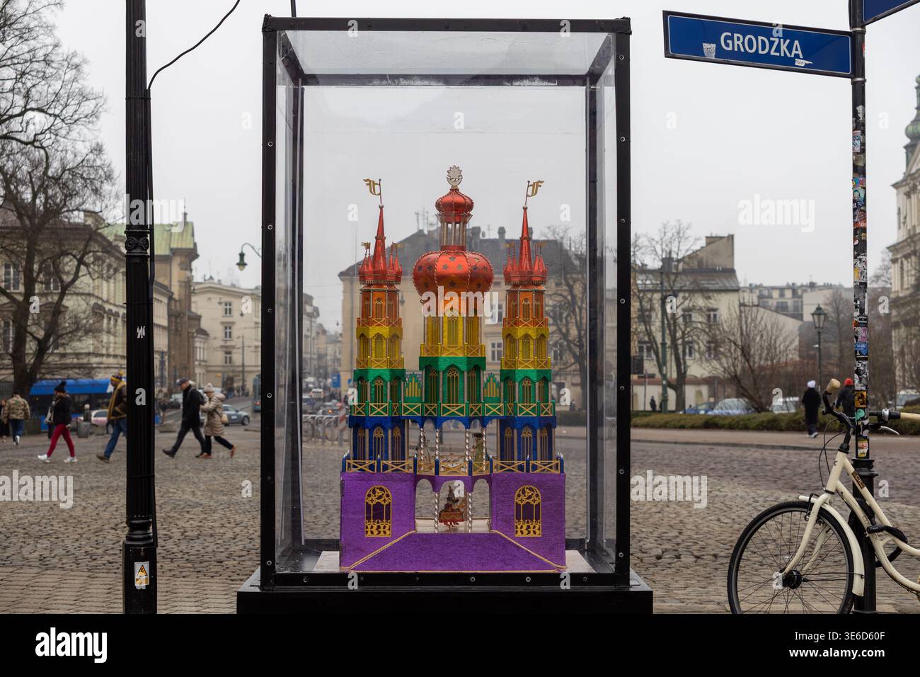Cracovie, Pologne - 2 décembre 2025 : élaborée szopka artisanale de Cracovie, une scène de nativité festive, exposée dans un étui clair sur la rue Grodzka, célébrati Banque D'Images