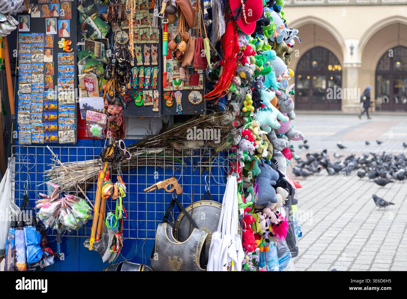 Cracovie, Pologne - 2 décembre 2025 : gros plan d'un étal de souvenirs de rue diversifié avec des jouets en peluche, des aimants et des articles traditionnels, capturant le marché Banque D'Images