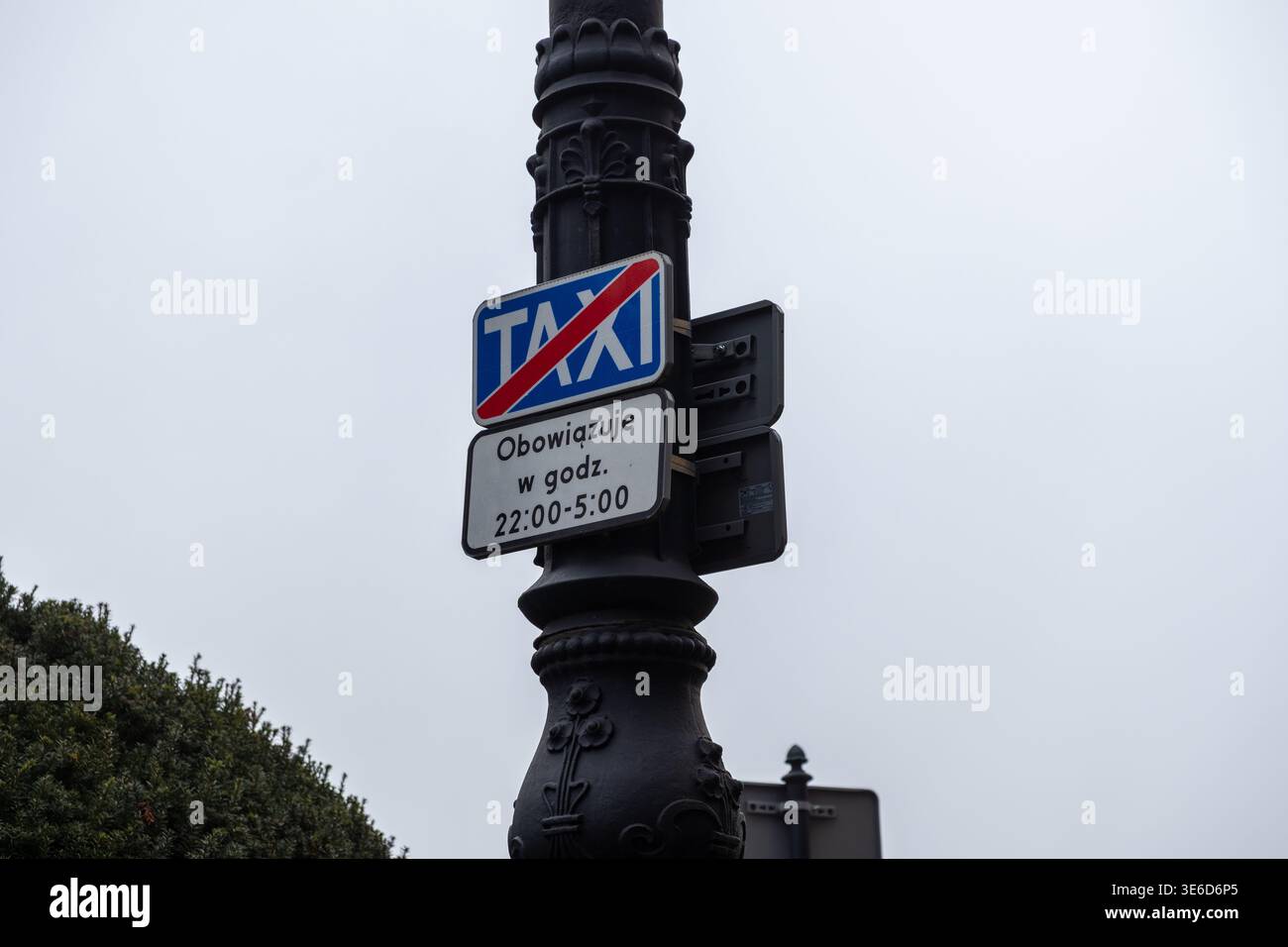Cracovie, Pologne - 2 décembre 2025 : un panneau indiquant la fin de la zone de TAXIS avec restrictions de temps est apposé sur un lampadaire orné, transmettant des informations sur la réglementation Banque D'Images