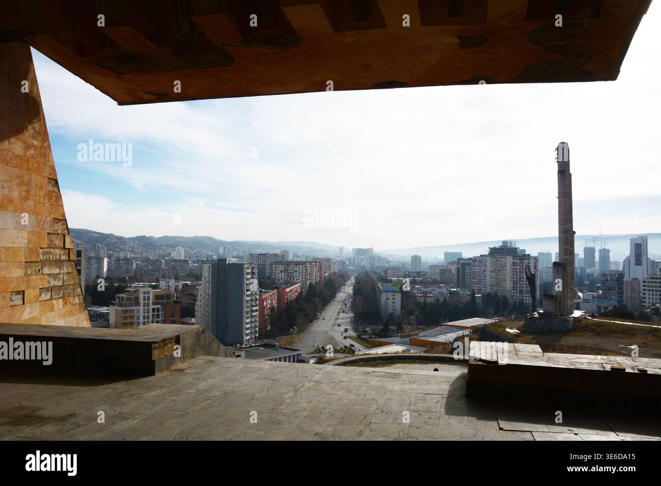 Vue sur le paysage urbain de Tbilissi, Géorgie depuis l'entrée de l'ancien musée d'archéologie soviétique au-dessus de la ville. Banque D'Images
