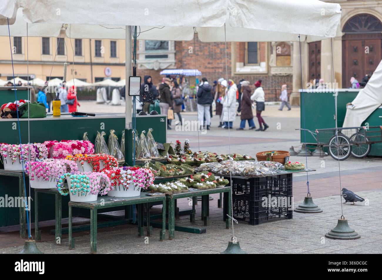Vue de divers chapeaux floraux faits à la main et couronnes de vacances traditionnelles à vendre, capturant l'esprit d'une foire artisanale locale ou d'une boutique en plein air saisonnière Banque D'Images