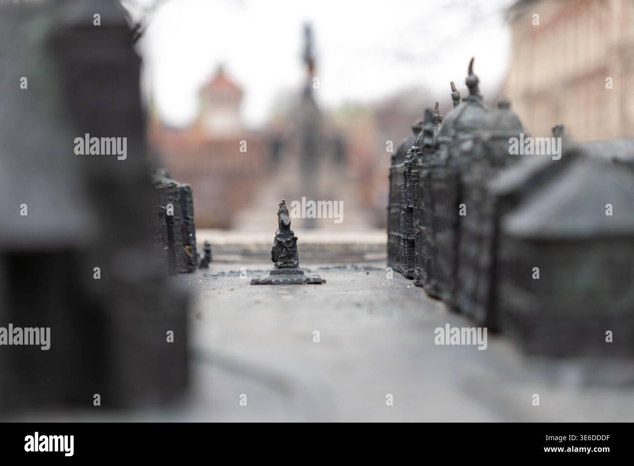 Cracovie, Pologne - 1er décembre 2025 : perspective rapprochée d'un paysage de ville miniature en métal avec des bâtiments historiques complexes, représentant urbain de Banque D'Images