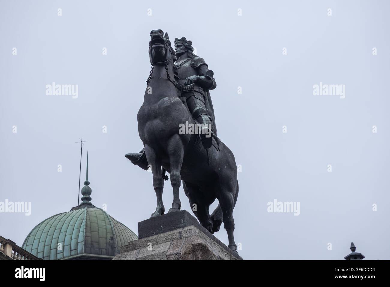 Cracovie, Pologne - 1er décembre 2025 : vue en angle bas de la statue équestre du roi Wladyslaw Jagiello, dôme du bâtiment historique, signifiant le patrimoine polonais et Banque D'Images