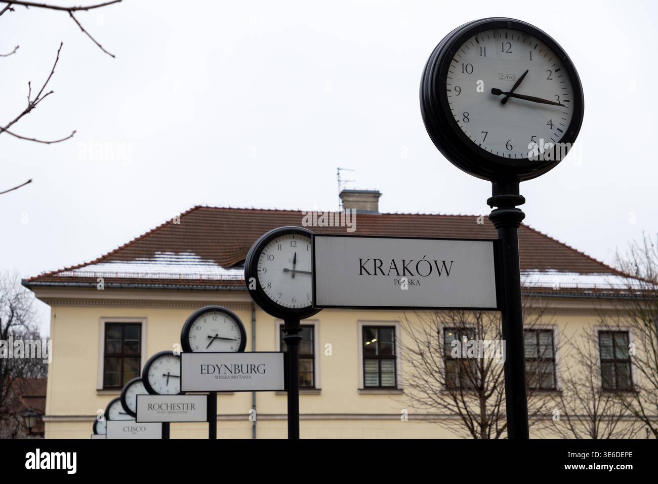 Cracovie, Pologne - 1er décembre 2025 : une rangée d'horloges de rue montre avec précision différents fuseaux horaires mondiaux pour les villes, y compris Cracovie, Edynburg et Roc Banque D'Images