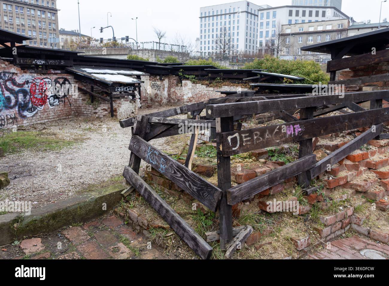 Cracovie, Pologne - 1er décembre 2025 : paysage urbain négligé avec des murs de briques en ruine et des structures en bois en décomposition, symbolisant les problèmes sociaux, pov Banque D'Images