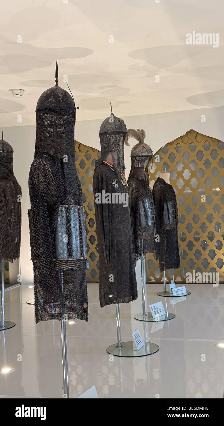 Collection d'armures médiévales de mailles avec casques exposés sur des mannequins dans le musée du château de Malbork en Pologne. Armure historique, protection et exposition Banque D'Images