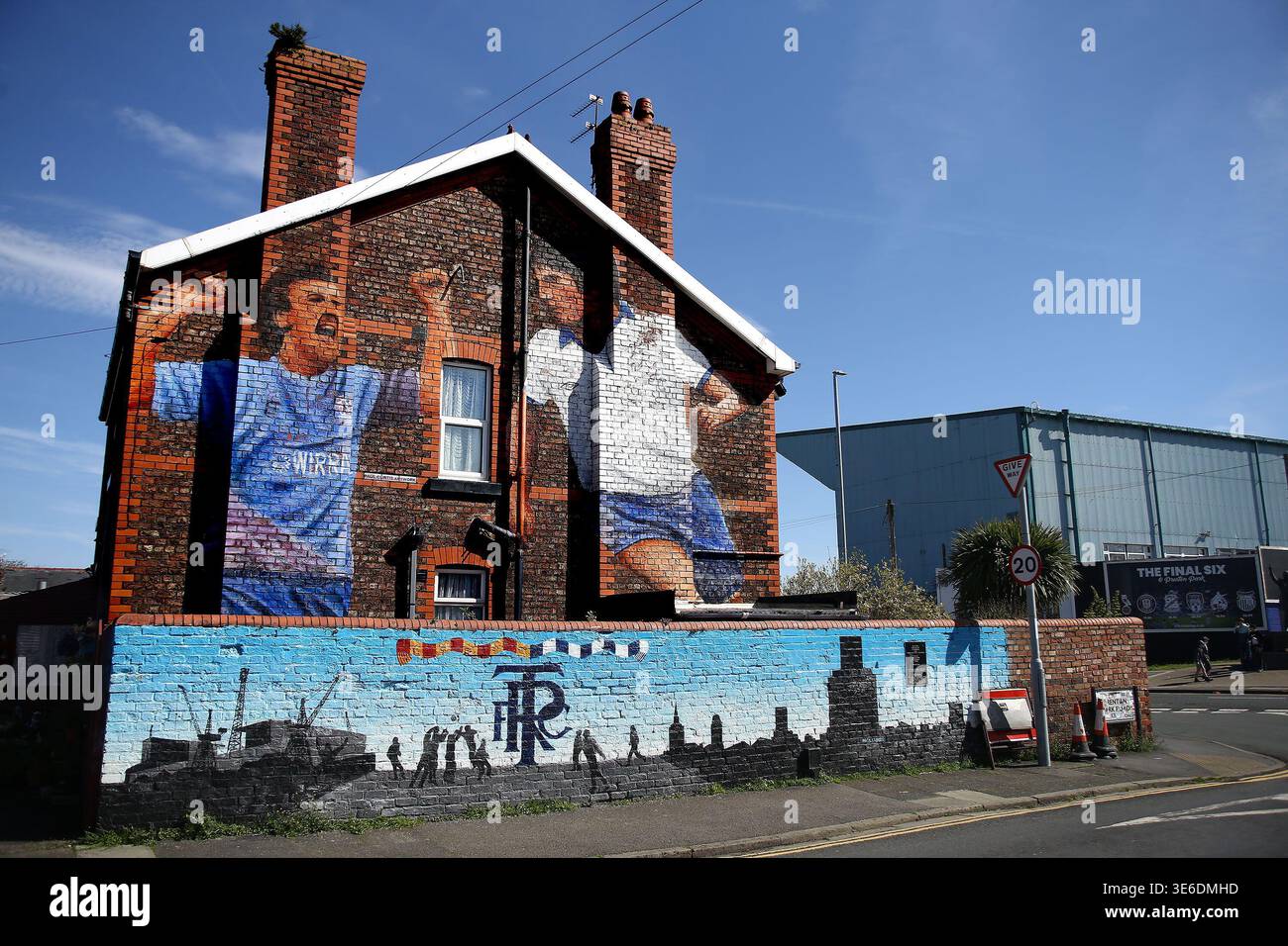 Birkenhead, Royaume-Uni. 06 avril 2026. Ian Muir et Ray Mathias TRFC mural de Paul Curtis sur une maison en face du stade Prenton Park. EFL Skybet Football League Two match, Tranmere Rovers v Colchester United à Prenton Park, Birkenhead, Wirral le lundi 6 avril 2026. Cette image ne peut être utilisée qu'à des fins éditoriales. Usage éditorial exclusif, .pic par Chris Stading/ crédit : Andrew Orchard sports Photography/Alamy Live News Banque D'Images